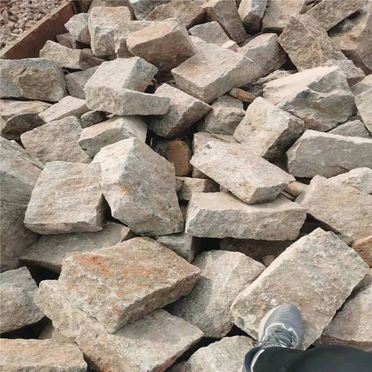 花岗岩乱石砌墙石无规则天然景墙块石红色干砌石