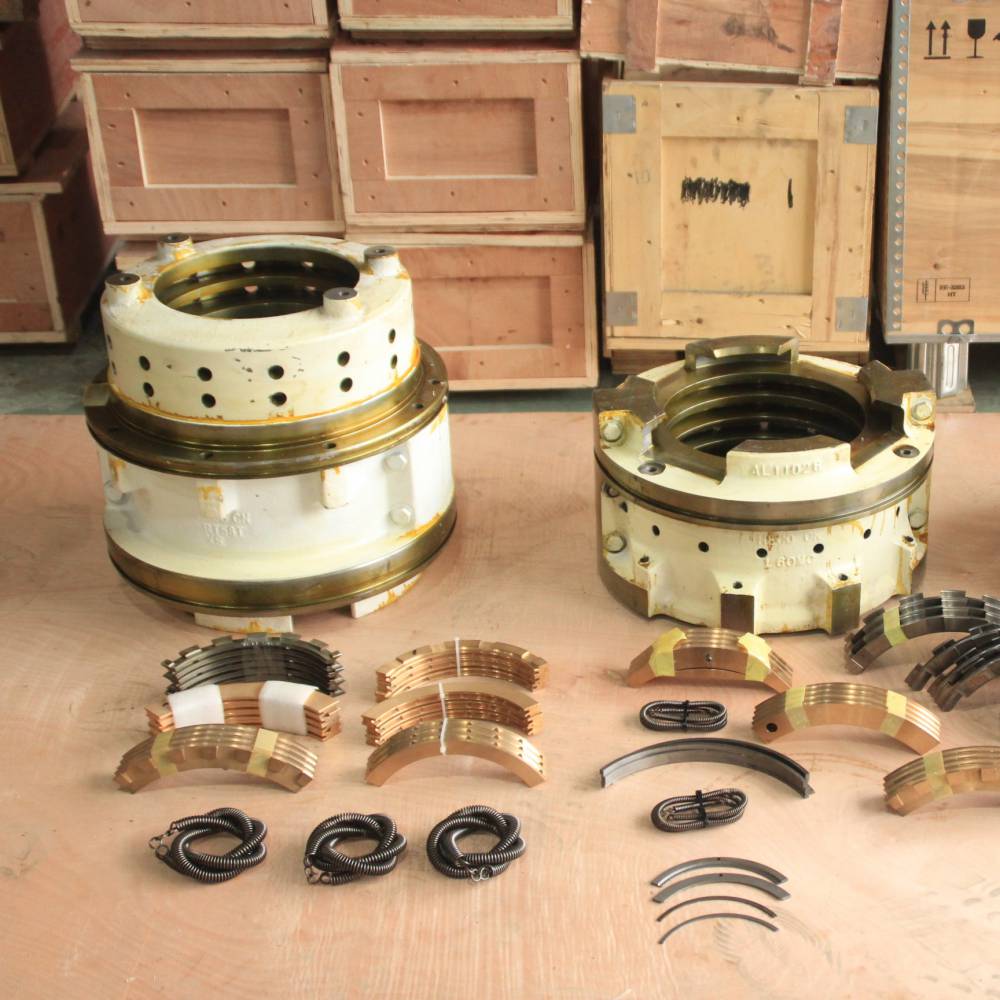 填料函上部密封环防止燃气漏入曲柄箱,下部刮油环用来刮除活塞杆上