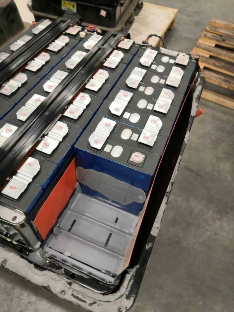 长期大量收购新能源汽车底盘电池组
