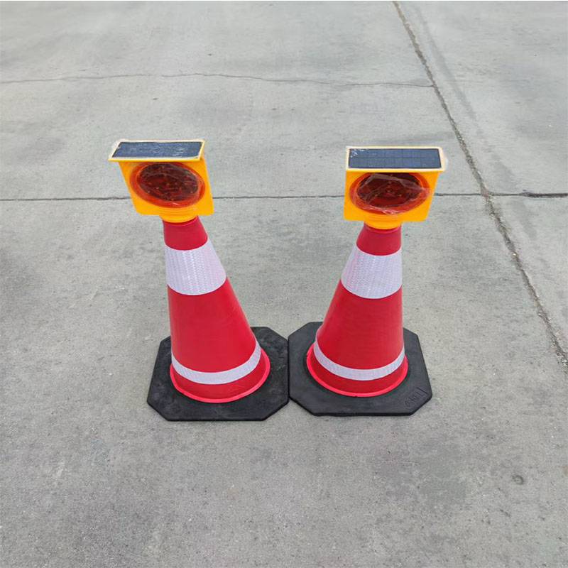 市政道路定制路锥红色圆锥橡胶材质反光膜图片