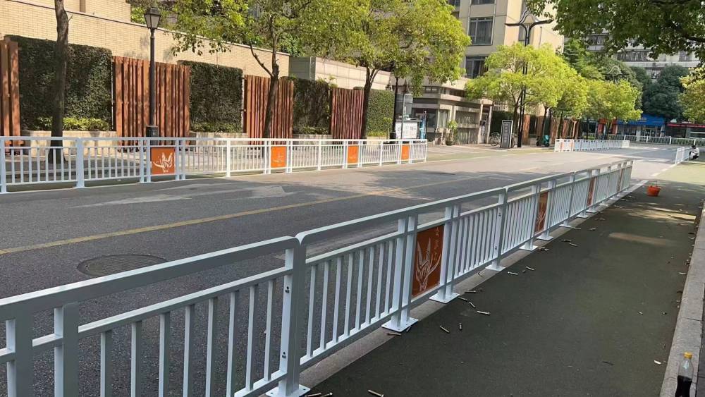 广东深圳热镀锌公路隔离栏人行道围栏公路防撞护栏