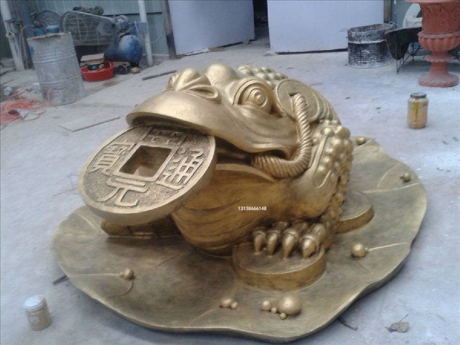 嘴里吐铜钱巨型金蟾雕塑公司大厦景观大型三只脚咬钱蟾蜍铸铜材质模型