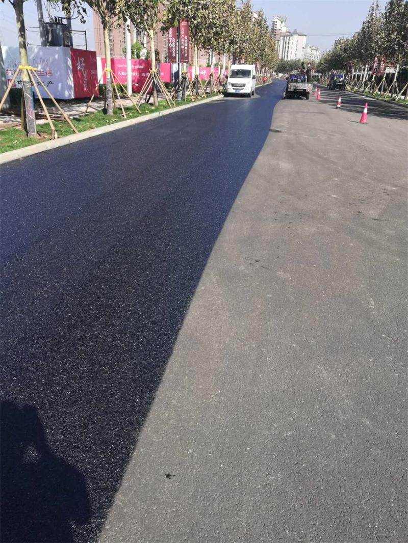 沥青雾封层市政道路预防养护老化路面翻新恒浩达施工