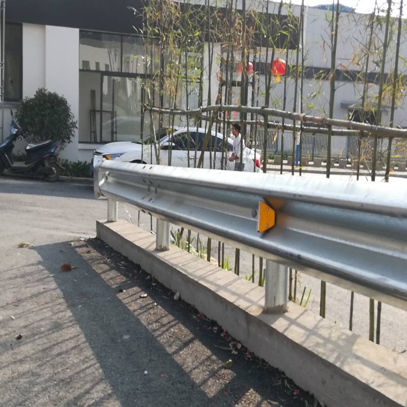 公路波形防护栏波形护栏轮廓标grb2e波形钢护栏