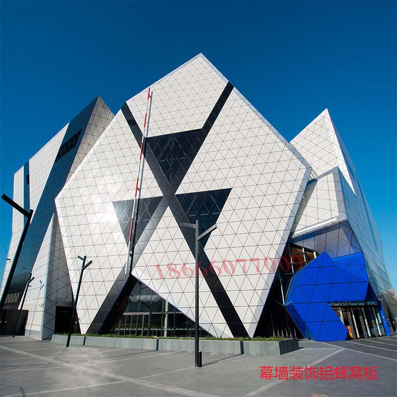 铝蜂窝芯与面底板复合成铝蜂窝板后,孔格就成为四柱或六棱柱状密闭