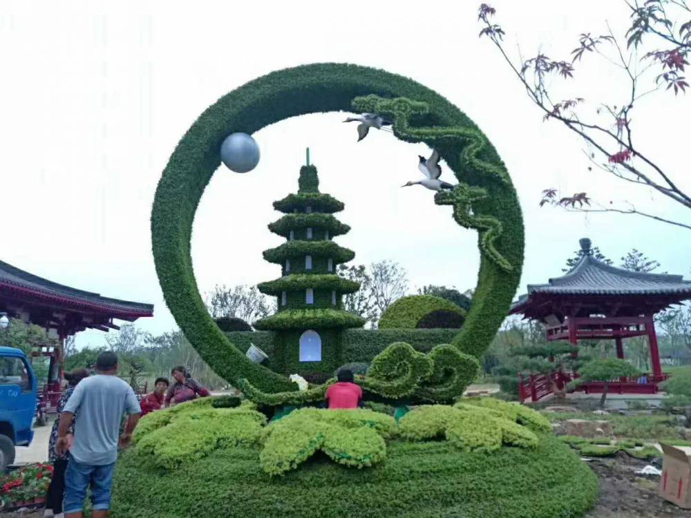 四川南充吉他造型花雕成都绿雕厂雕塑艺术作品