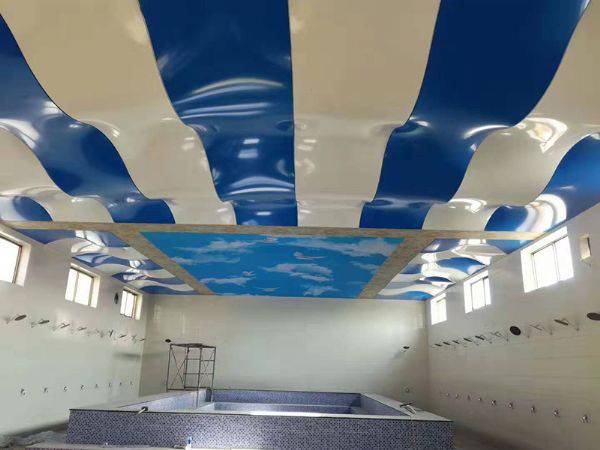 天津软膜天花设计洗浴防水吊顶游泳馆波浪吊顶绝缘防水吊顶效果好