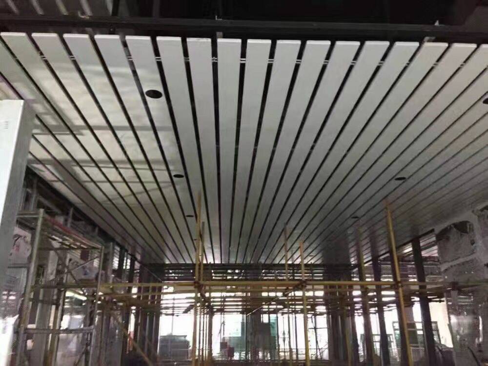 工装条形铝扣板吊顶边防风铝条扣卡扣式铝合金条板带封头