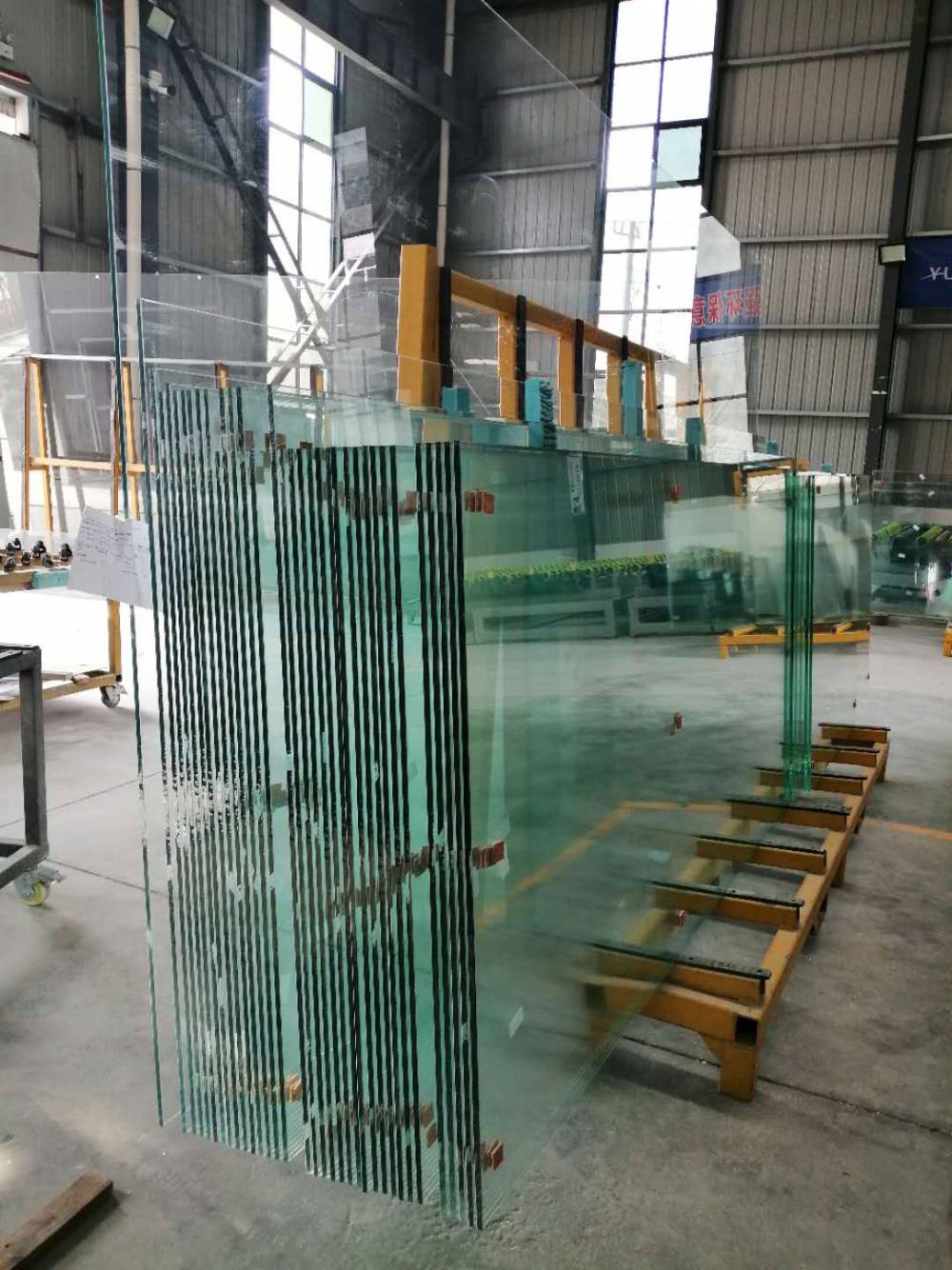 新疆兰州哈弗汽车展厅19毫米超白8米高钢化玻璃幕墙15厘超白玻璃
