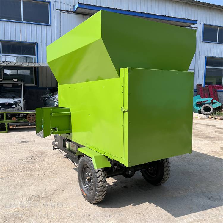 双侧后出料喂草车 电瓶行走撒料车 牧草料抛料车浩发
