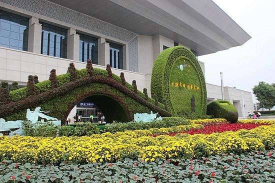四川成都花朵花瓶造型绿雕成都绿雕厂绿雕图片高清