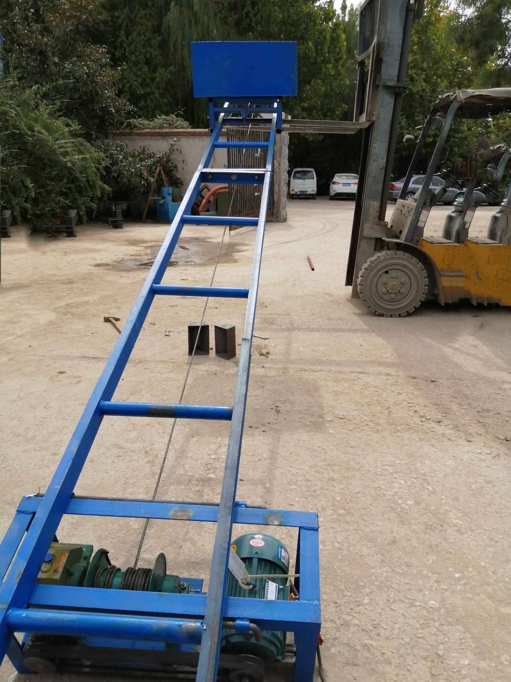 斜坡式爬山虎提升机  石灰渣颗粒爬坡型提升机lj6