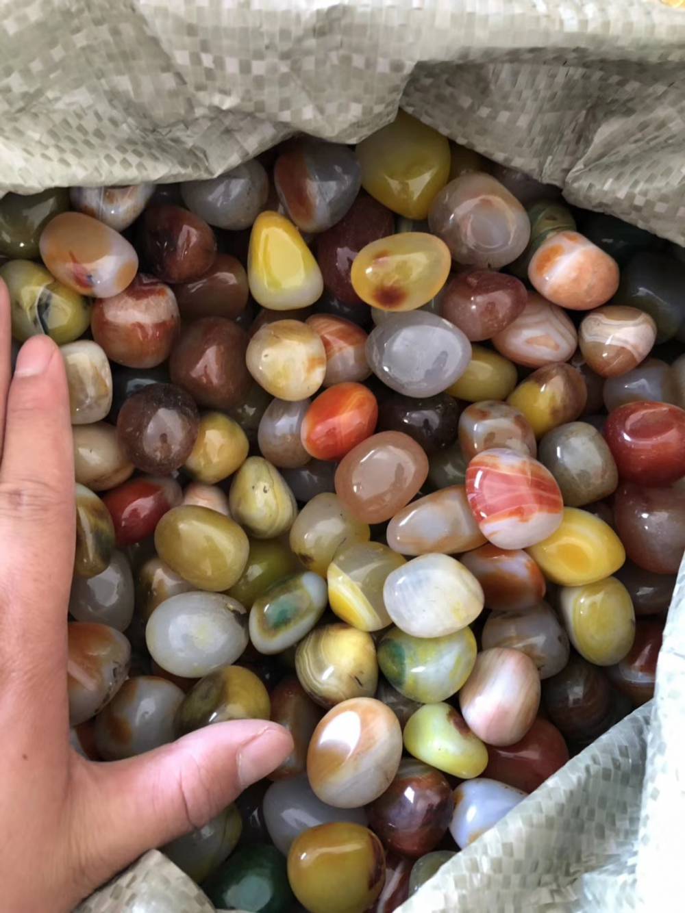 供应南京雨花石玛瑙石彩色抛光鹅卵石铺路石