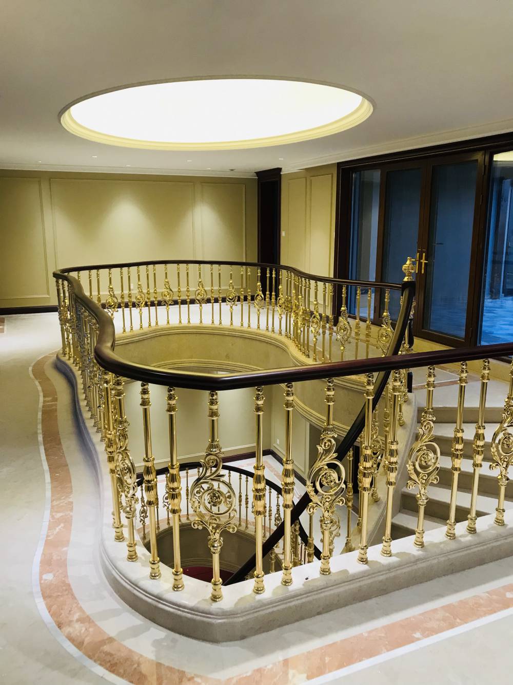 鞍山新中式屏风隔断玄关铜艺楼梯别墅个性沙金铜扶手胜在设计时尚