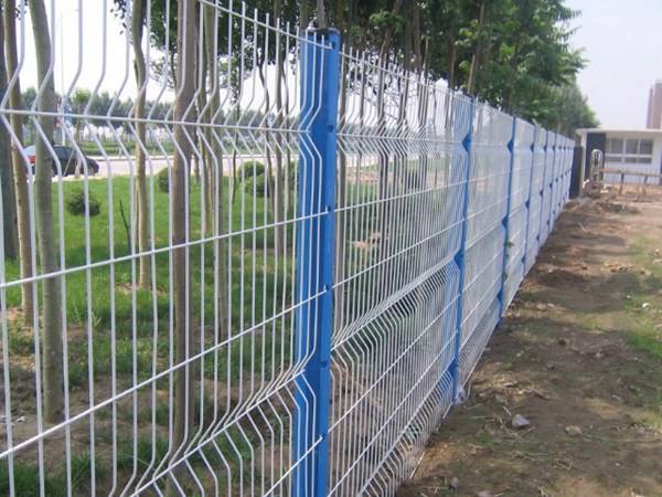 桃型柱护栏网采用Q235低碳冷拔钢丝、冷拔低碳钢丝、低碳钢丝为原料焊接折弯而成