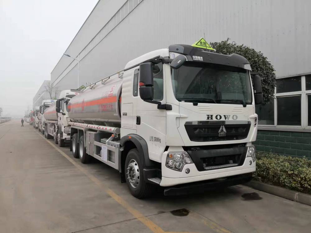 重汽豪沃前四后八大型运油车20吨油罐车厂家
