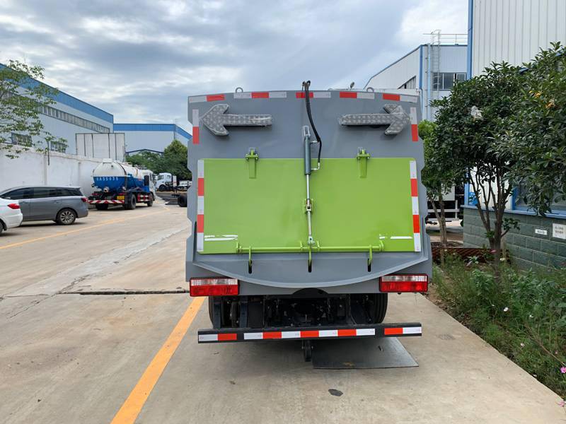 扫路车