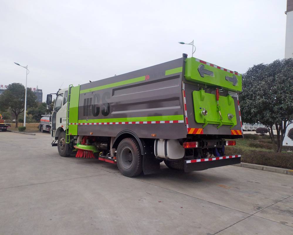 扫路车