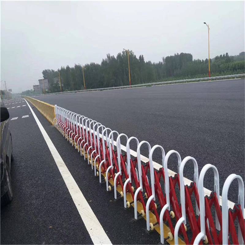 活动护栏是护栏的一种,它是在设置在高速公路中央分隔带开口处,为了
