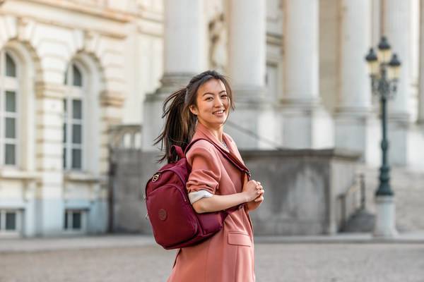 “轻”状态，不下线，Kipling 全新PAKA系列，12小时轻盈随行