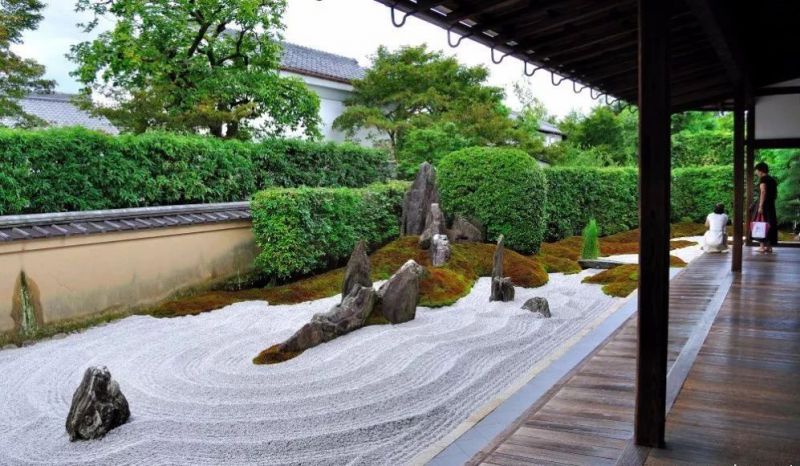 园林静景日式枯山水造景砾石点缀石黑色石头造景案例