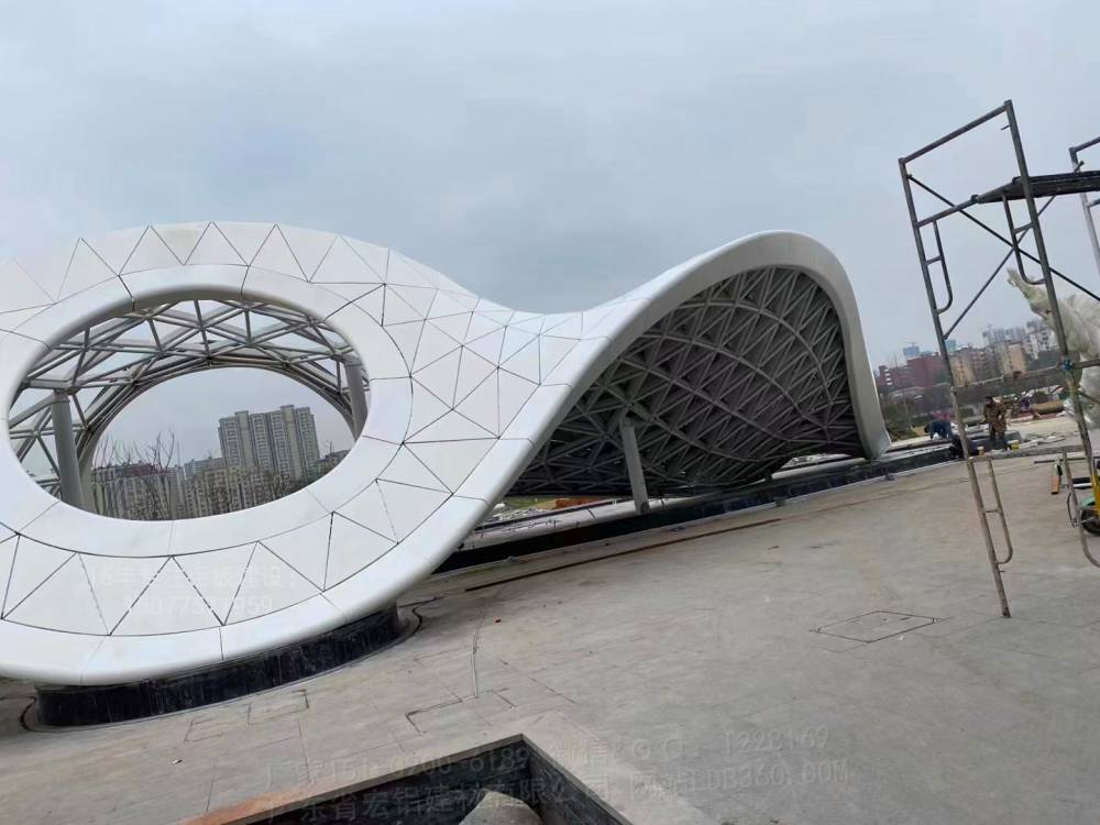 宏铝加工高难度双曲多曲面铝单板图片