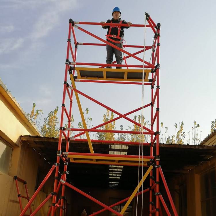 建筑工地施工人员快速搭建安装绝缘脚手架高处施工电力工作绝缘平台
