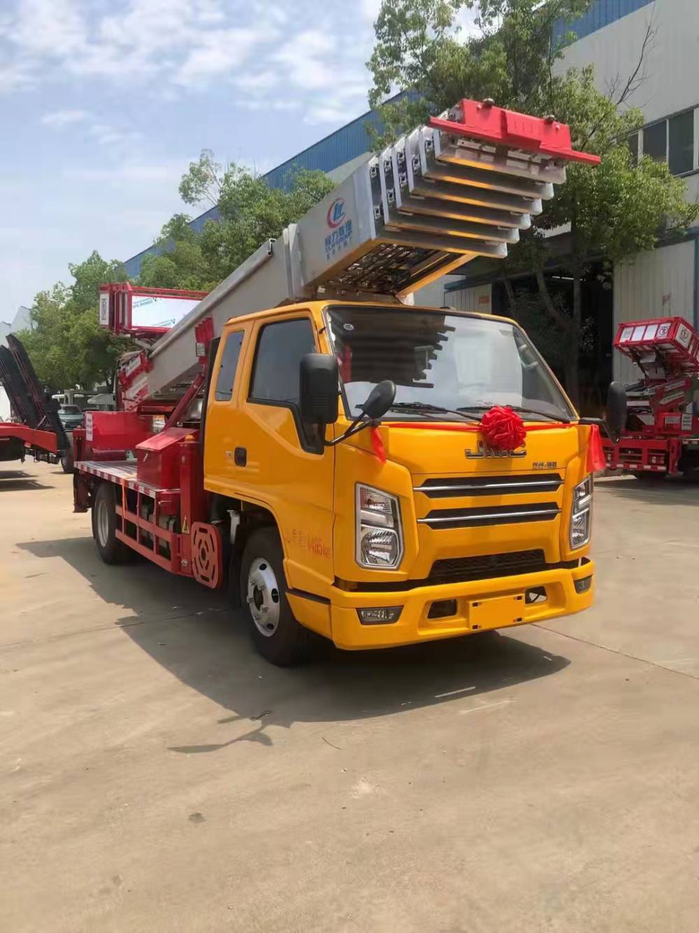 32米搬家作业车蓝牌云梯车进口高楼上料车