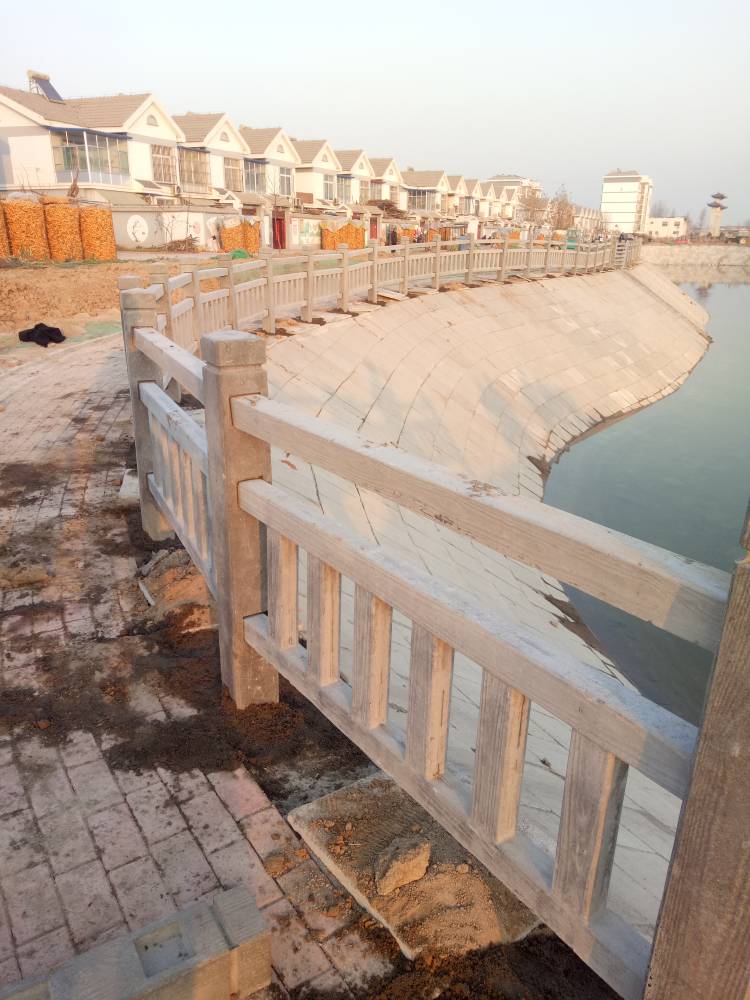 亲水平台水泥仿树皮护栏哪里有景观栏杆护栏零售价