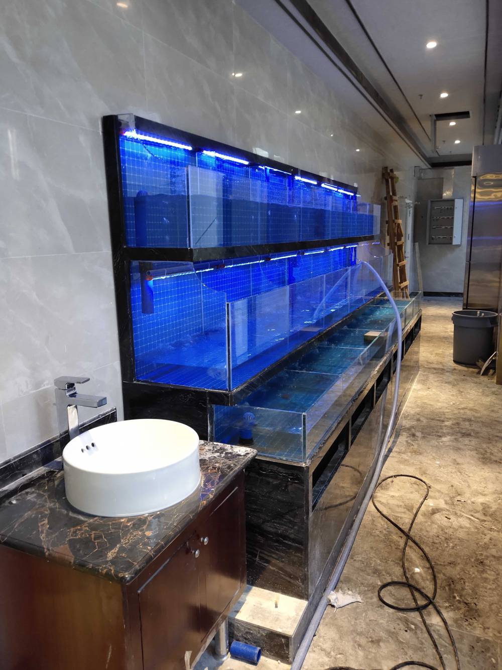 饭店海鲜池设计,玻璃鱼缸颜色,三层海鲜鱼缸定做,饭店暂养池