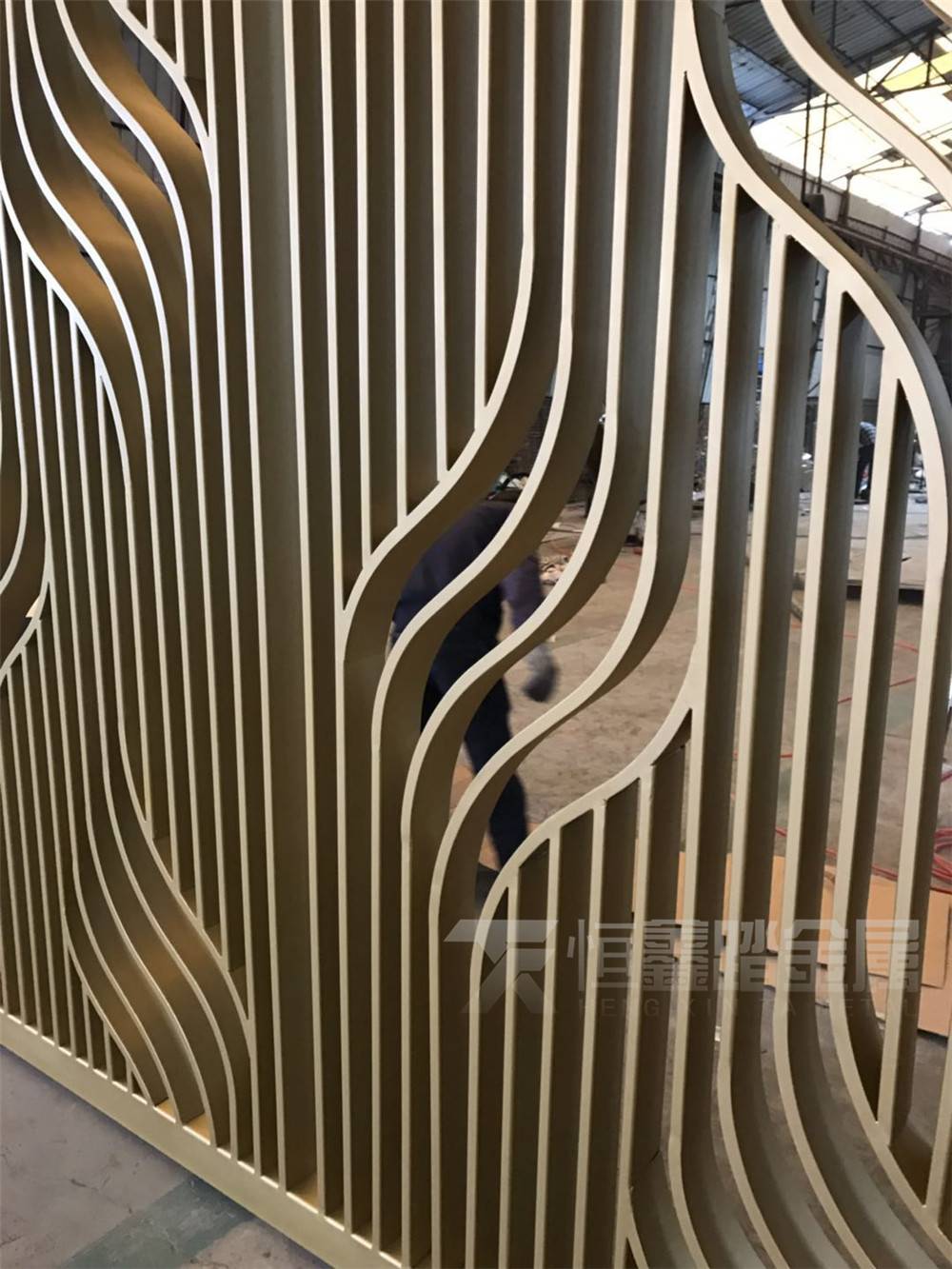 售楼部入口大型铁艺景墙镀锌金属景墙入户隔断定做