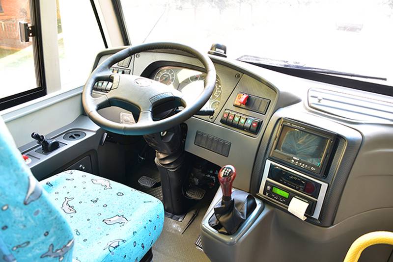 华策校车内***标配:1,前风挡除霜机,普通内饰,竹胶板加地板革,防盗型