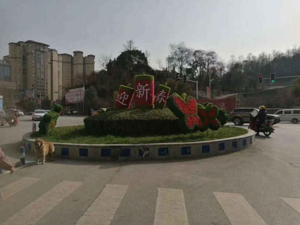 四川绵阳新春快乐造型绿雕成都绿雕厂雕塑厂家定制