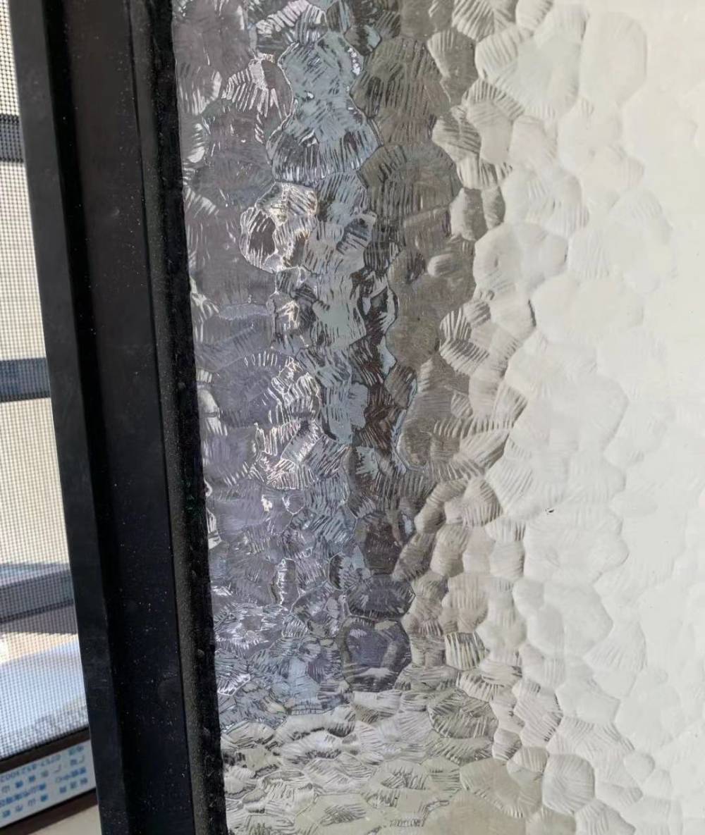 超白压花玻璃供应长虹聚光2号灯芯纹水纹石头纹玻璃支持加工切割