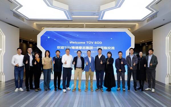 TÜV南德与上汽研发总院双方代表合影 TÜV南德与上汽研发总院双方代表合影