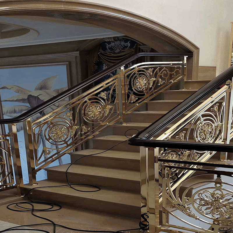 新中式别墅装修这款镀金铜楼梯顺便提个档次