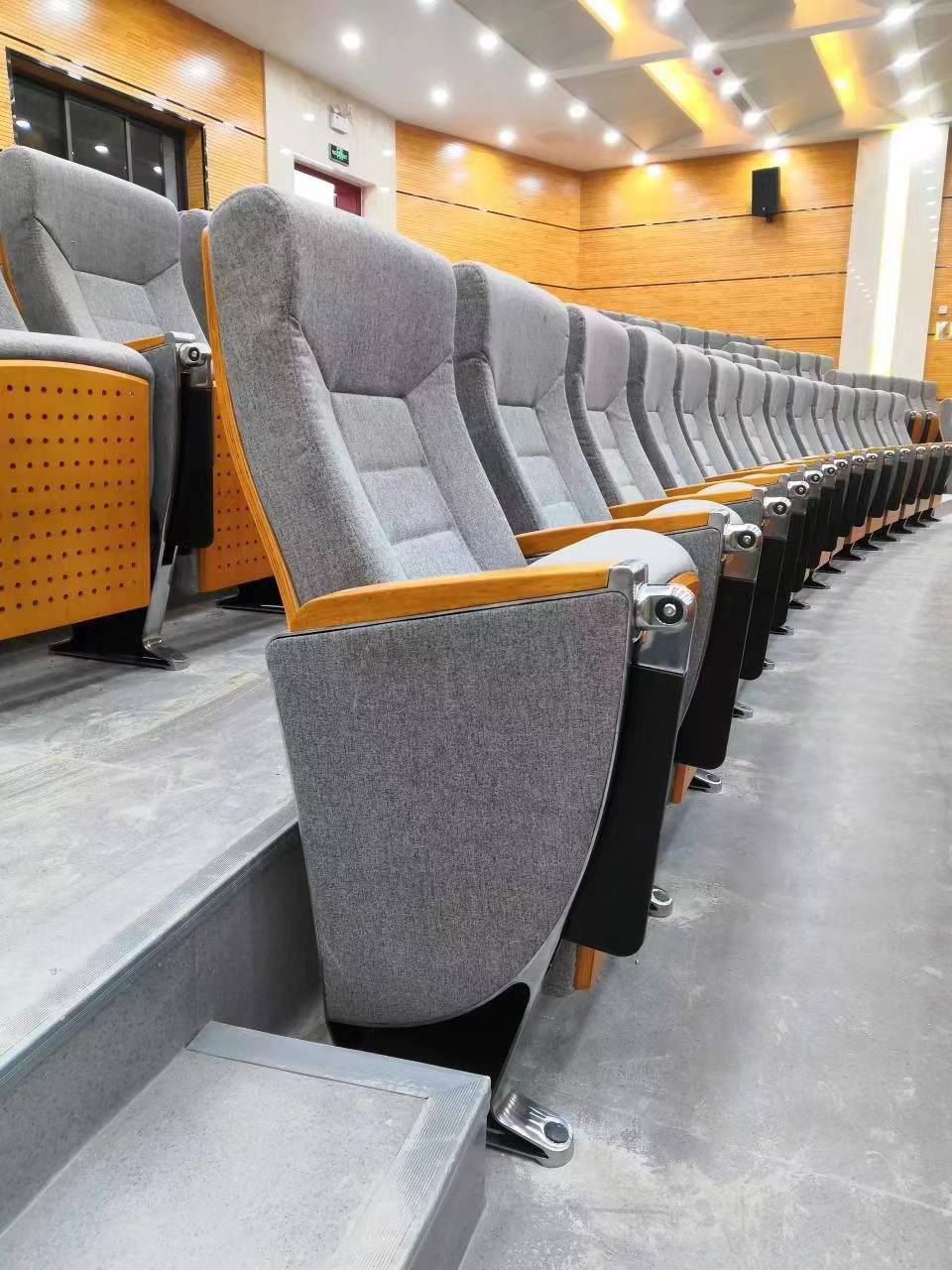 广东侨实教学室外看台座椅大型演唱会礼堂椅剧场礼堂椅尺寸及价格