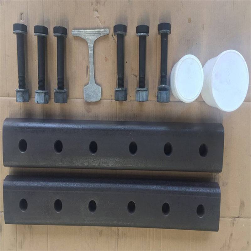 安装冻结接头时夹板与钢轨轨腰的上,下颚的两斜面紧密贴合;通过12.