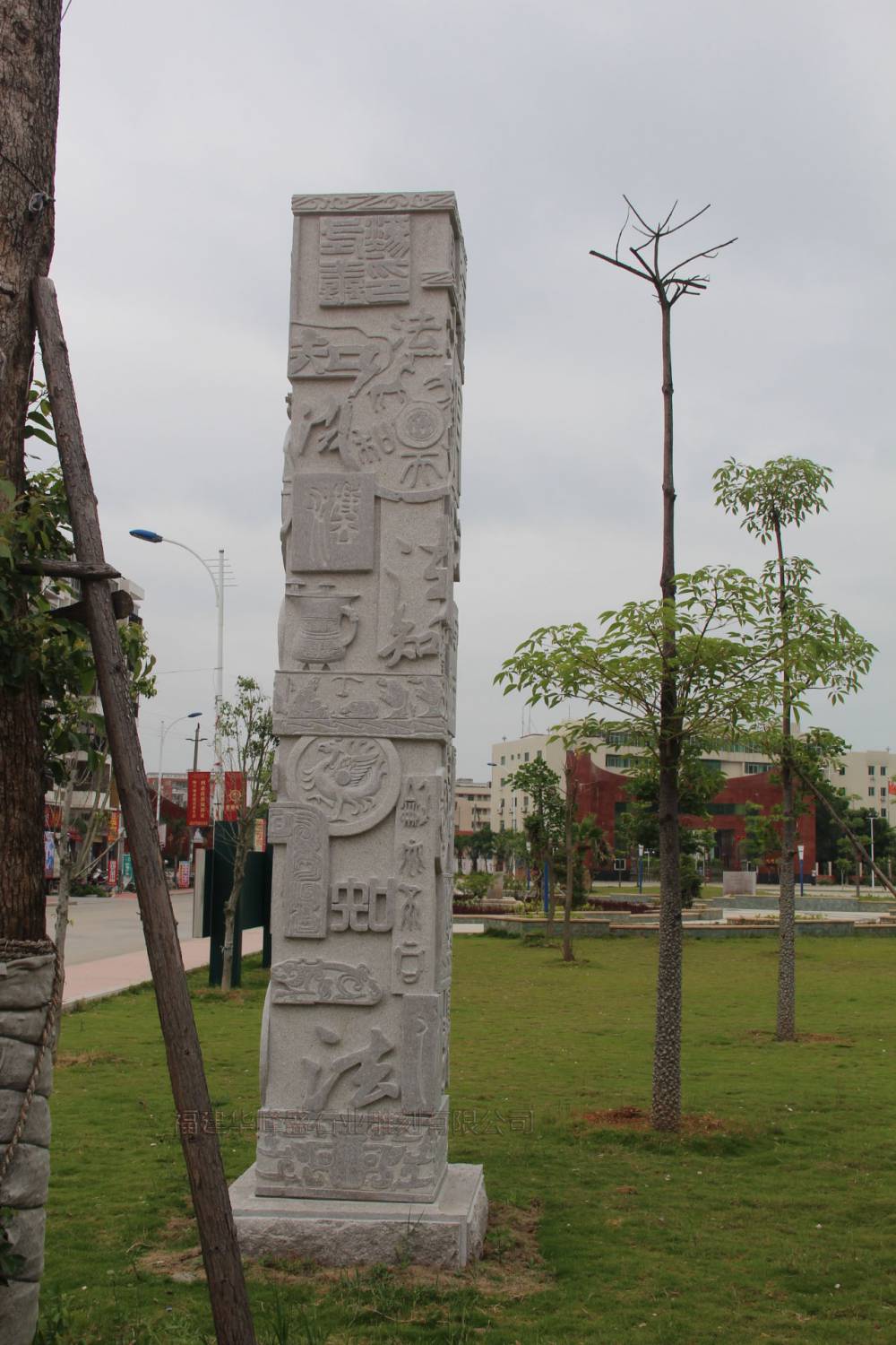 公园景观方形文化柱石雕花岗岩石头雕刻的柱子石雕12生肖柱设计