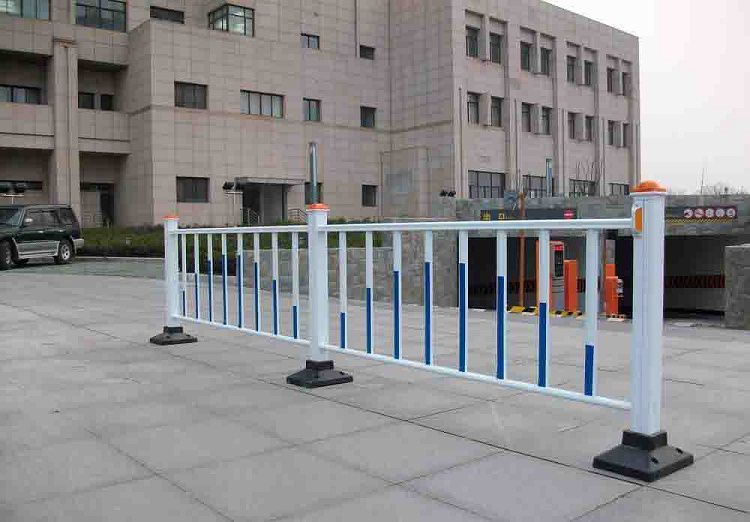 三峡广场商圈办理委员会展开辖区内护栏巡查修理作业