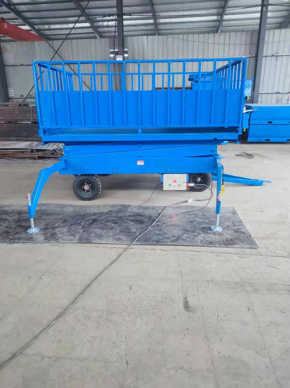 自贡市畜牧业养殖厂场移动装猪台卸猪台工具遥控电动升降升降台斜坡桥