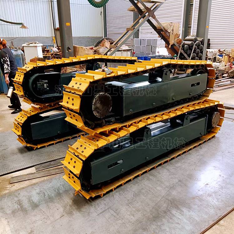 100d吨定制履带底盘移动破碎机行走总成液压马达行走