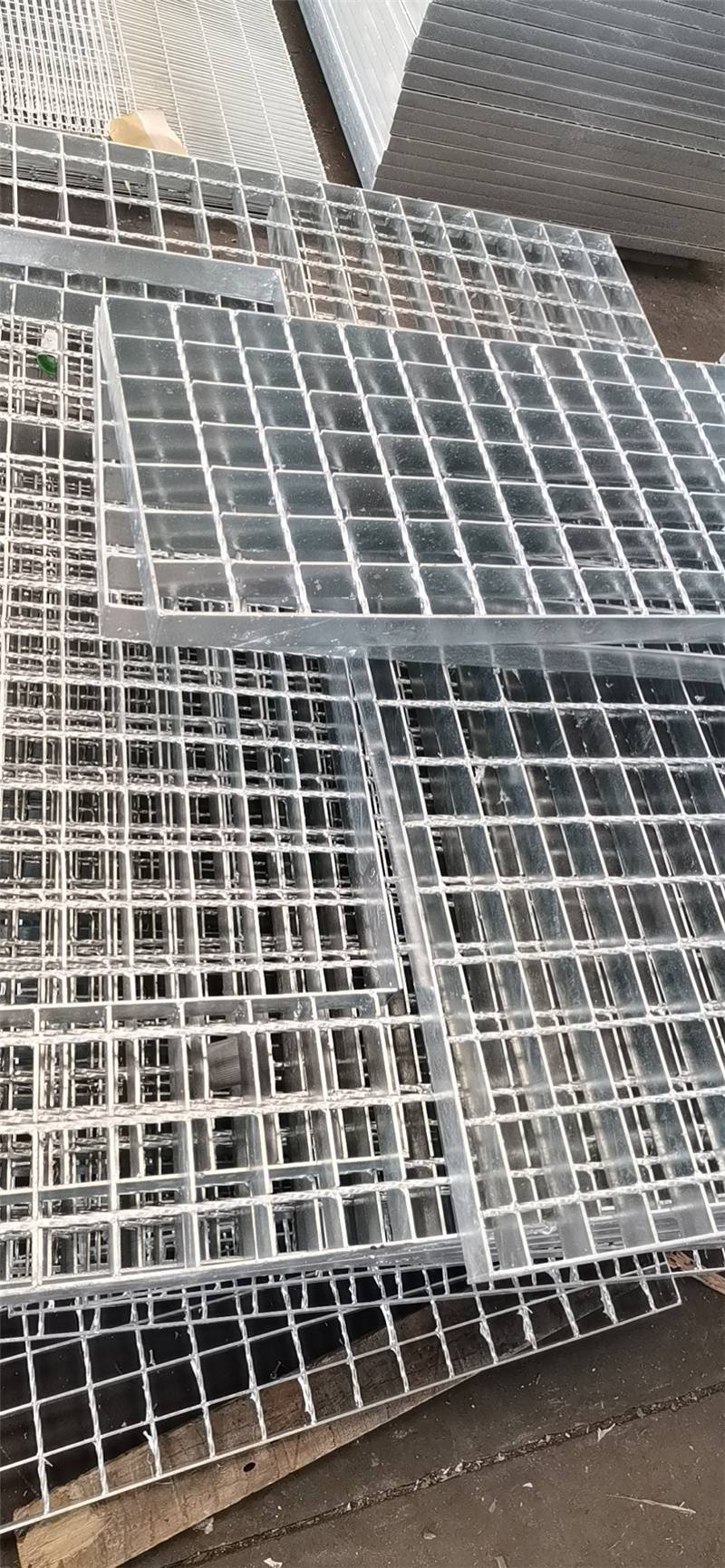 窑炉用镀锌钢格板检修马道通道板云磊钢结构平台踏步板图片
