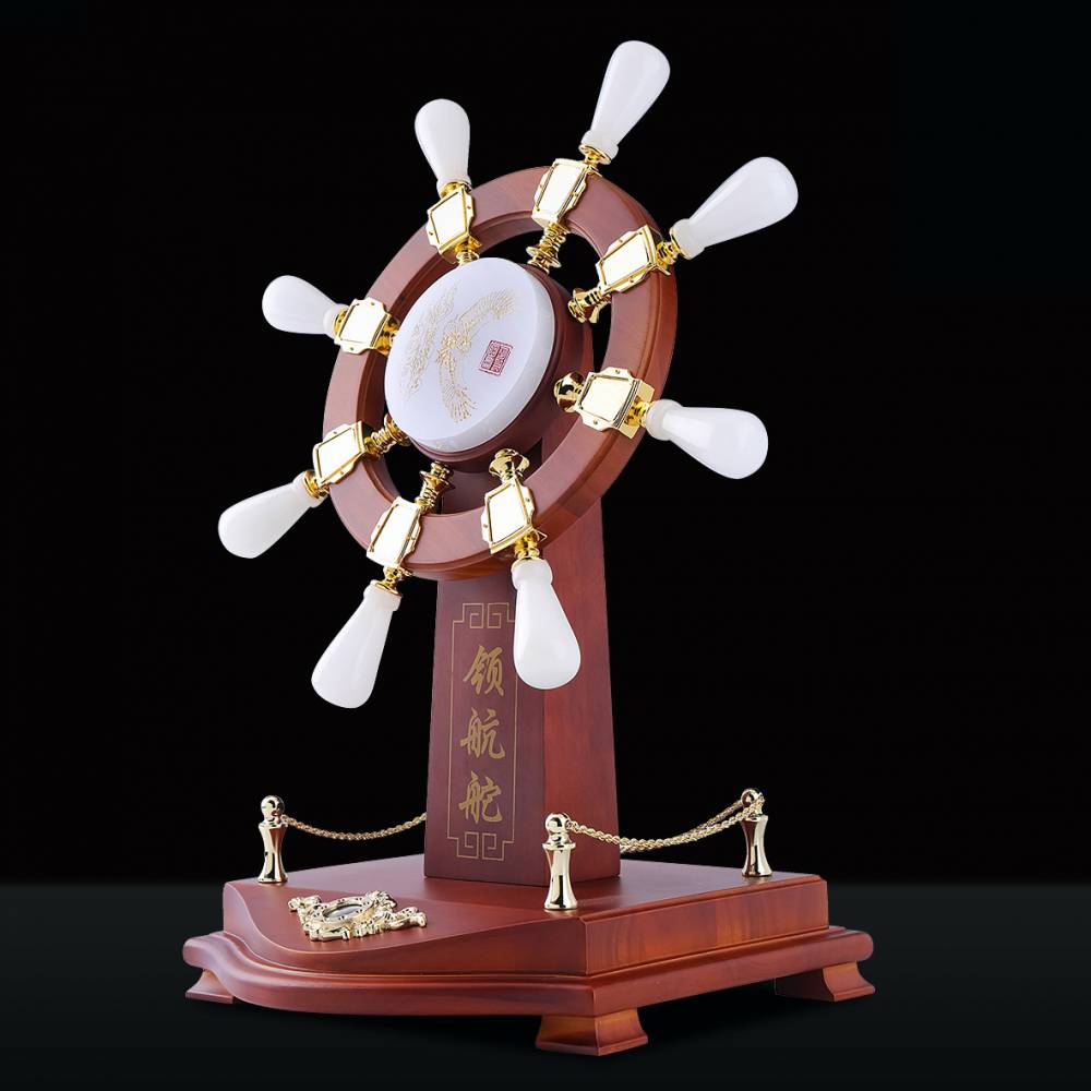 供应办公室办公摆件木质底座舵手摆件