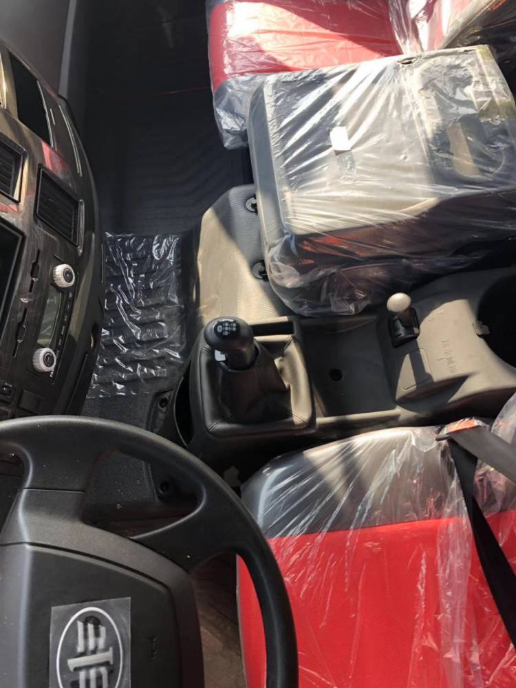 北京一汽解放j6l260马力前四后四68米国六平顶高栏货车销售