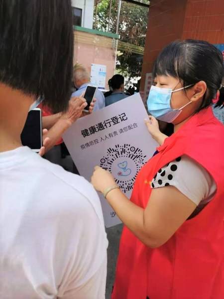 麦德龙广州番禺商场员工何凤华在检测点担任志愿者 麦德龙广州番禺商场员工何凤华在检测点担任志愿者
