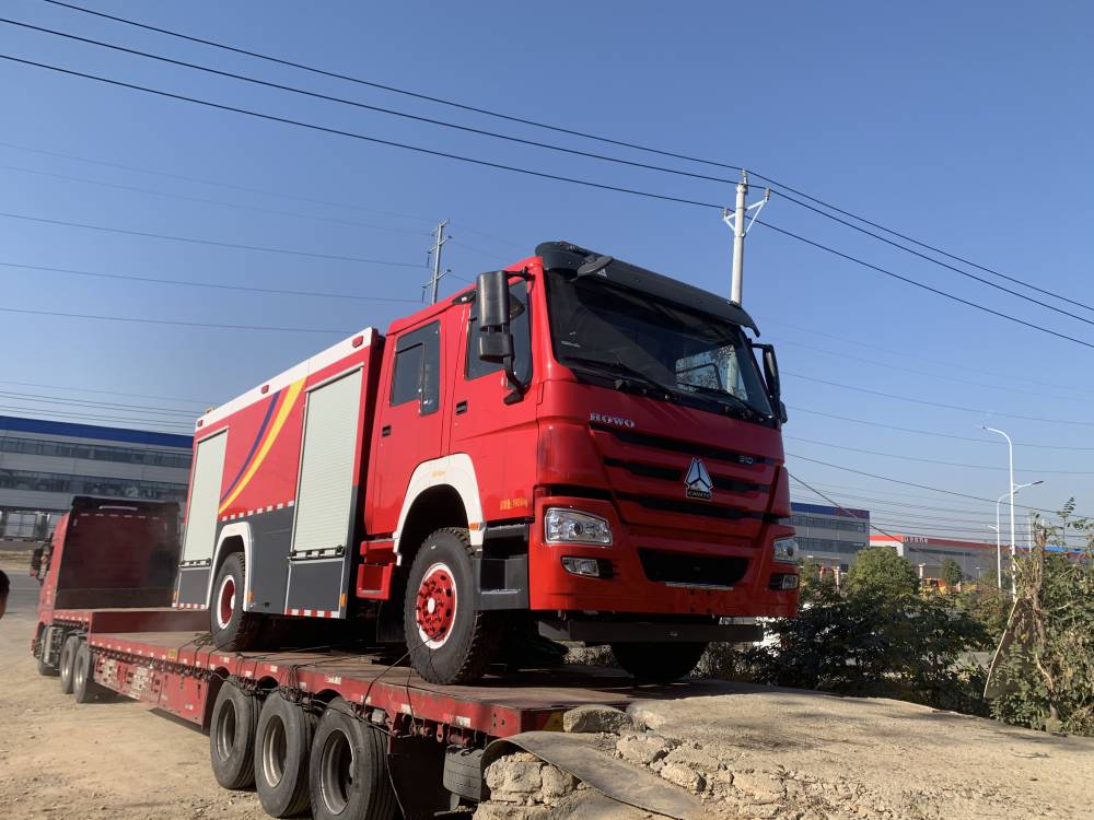 重汽豪沃4700轴距单桥城市主战消防车压缩空气泡沫消防车