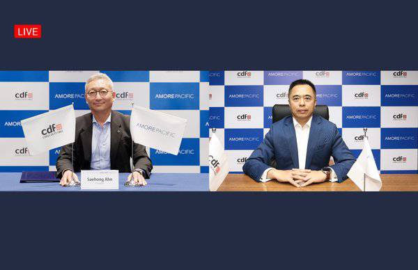 爱茉莉太平洋社长安世洪(左)与中免集团总经理陈国强(右)参加线上战略性商业合作伙伴关系确立仪式 爱茉莉太平洋社长安世洪(左)与中免集团总经理陈国强(右)参加线上战略性商业合作伙伴关系确立仪式