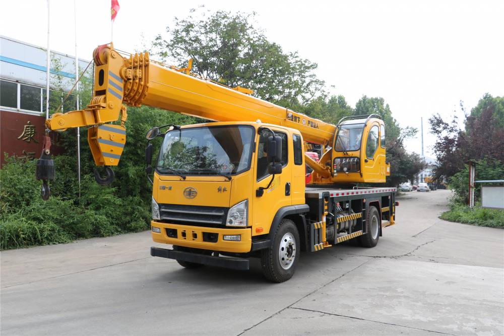 国六一汽解放底盘12吨福康牌汽车吊车190马力发动机法士特