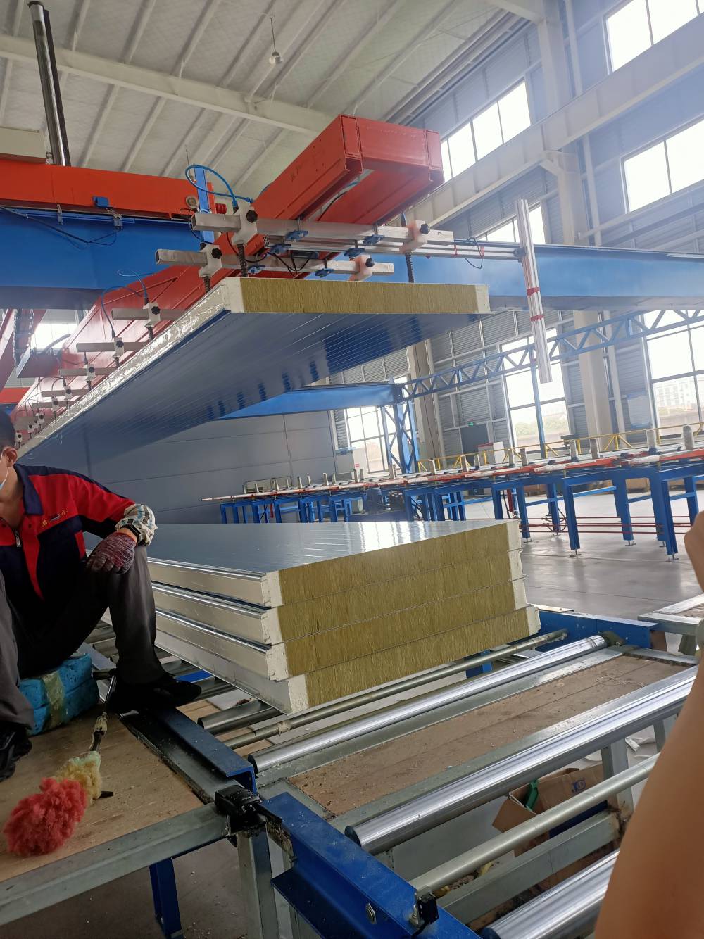 950型彩钢瓦楞板岩棉保温夹芯金属三明治板